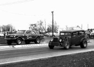 Onondaga Dragway - 2 Cars Ready To Race
